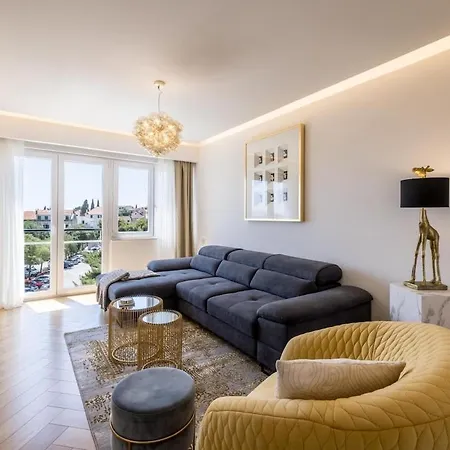 Apartment Experience Luxury In The Heart Of